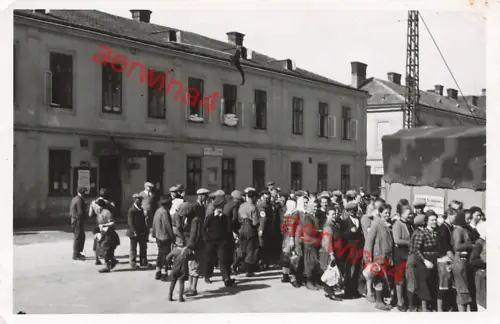 Österreicher stehen wegen Essen in Gramatneusiedl Marienthal Österreich