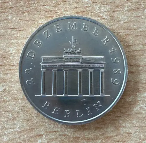 DDR 20 Mark Gedenkmünze "Brandenburger Tor Berlin" 1990