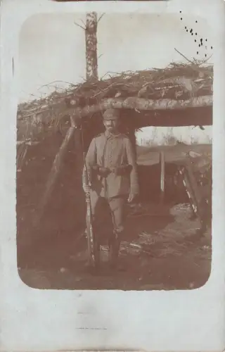 Foto AK 1.WK Soldat mit Pickelhaube Aufgepflanztes Bajonett am Gewehr Rußland
