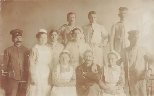 Foto AK 1.WK verletzte Soldaten mit Krankenschwestern im Lazarett Glauchau