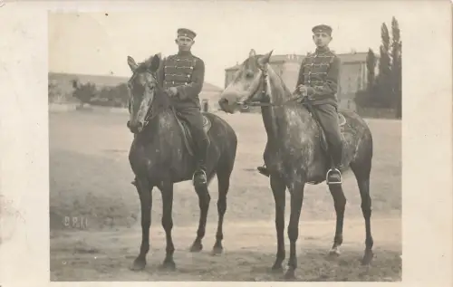 Foto AK 1.WK Sächsische Husaren mit Pferden Kaserne Großenhain