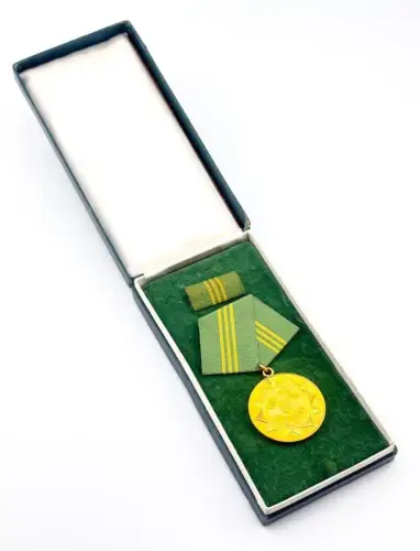 DDR Medaille treue Dienste in den Bewaffneten Organen des MdI in Gold 141 b