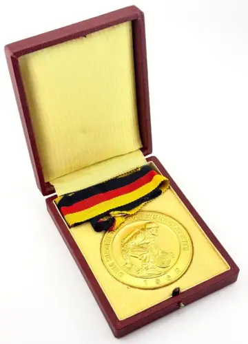 DDR Medaille Feuerwehr Bezirksausscheid Dem Sieger der Feuerwehrstafette 1962
