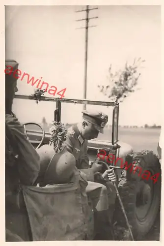 Deutscher Leutnant mit Kübelwagen bei Jaroslaw Polen