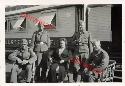 Deutsche Soldaten mit Zirkus Frau in Morlaix Frankreich