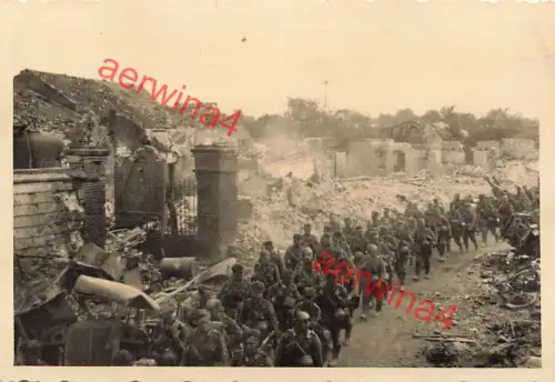 Vormarsch deutsche Soldaten durch zerstörte Dörfer bei Nancy Frankreich