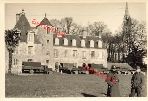 Wache an deutschem LKW am Schloß in Saint-Aubin-d'Aubigne Frankreich