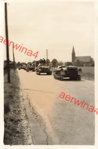 Deutsche Panzer Kolone bei Saint-Aubin-d'Aubigne Frankreich