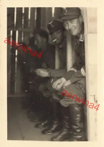 Deutsche Soldaten Luftwaffe auf der Latrine beim Sch... Ostpreussen