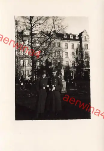 Deutsche Soldaten am Park mit Statue in Riga Lettland Ostfront