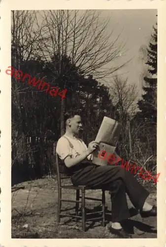 Deutscher Soldaten beim Zeitung lesen in Riga Lettland Ostfront