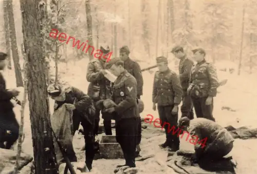 Brotverteilung deutsche Soldaten in Karelien Finnland