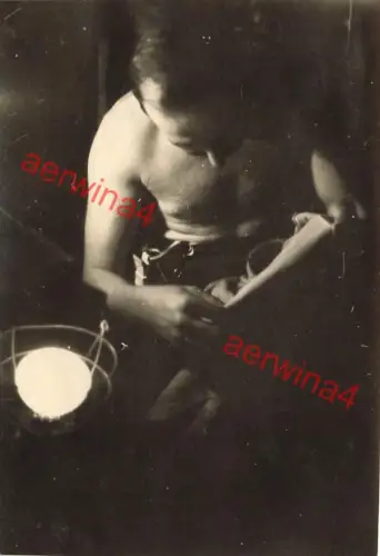 nackter Soldat bei Läuse Jagd im Bunker Karelien Finnland