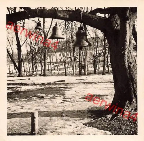 Verschiedene Glocken am Baum Lazarett Schepetowska Ukraine Ostfront