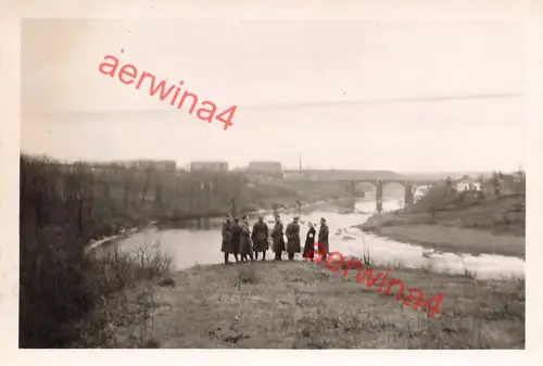 Deutsche Offiziere mit Krankenschwestern am Slutsch in Zwiahel Ukraine Ostfront