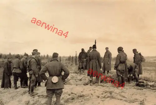 Deutsche Soldaten begraben Kameraden in Karelien Finnland