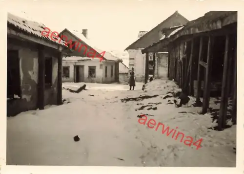 Deutscher Stabsarzt in J Armen Viertel in Schepetowska Ukraine Ostfront