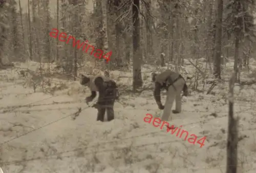 Deutsche Soldaten bauen Drahtverbau an der HKL Karelien Finnland