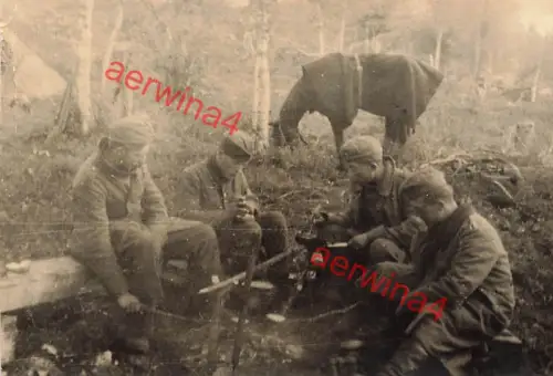 Deutsche Soldaten beim Kochen in Urwald Karelien Finnland