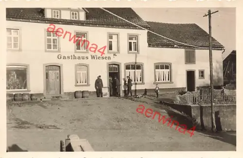 Deutsche Soldaten am Gasthaus Wiesen bei Prüm Eifel Westwall