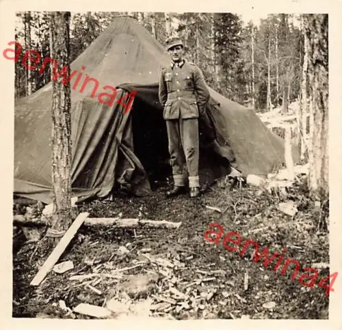Deutscher Soldat am Zelt im Urwald bei Salla Lappland Finnland