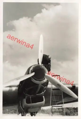 Technischer Dienst am Triebwerk Flugzeug He 111 Fliegerhorst Lüneburg