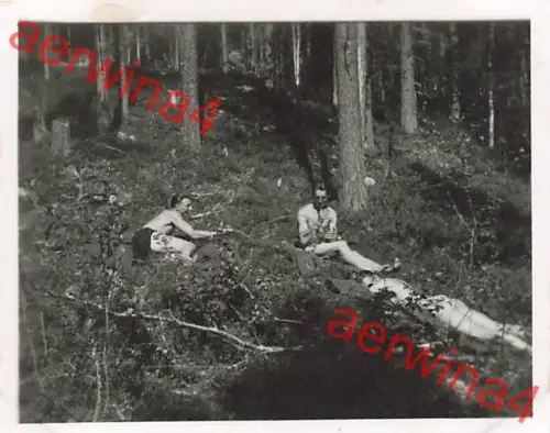 Nackte Soldaten im Urwald von Salla Lappland Finnland