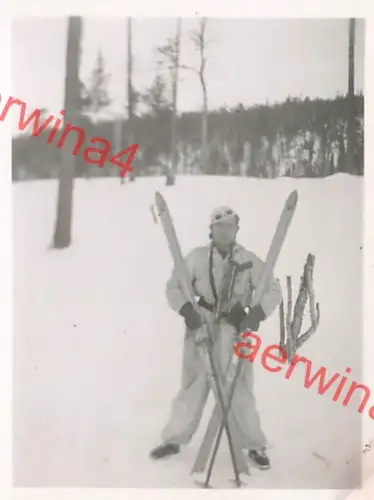 Deutsche Soldaten im Schneetarn des Skizug 378 bei Salla Lappland Finnland