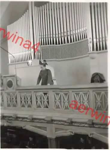 Deutscher Soldat an Orgel Kirche in Kemi Finnland