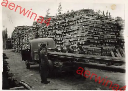 Deutsche Soldaten mit LKW Chevrolet Sattelzug Holzlager Salla Lappland Finnland