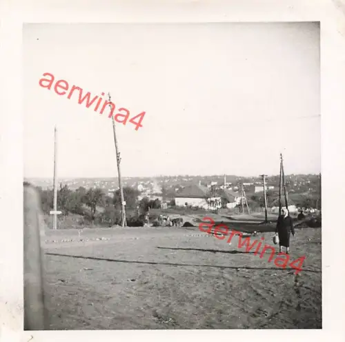 Russische Frau an Rollbahn nach Taganrog Russland Ostfront