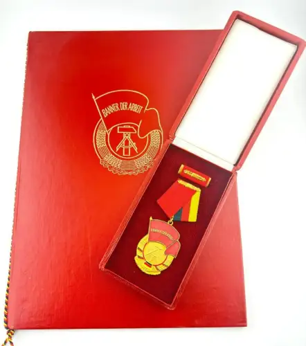 DDR Orden Banner der Arbeit Stufe III mit Urkunde 1980