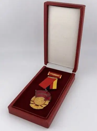 DDR Orden Banner der Arbeit Stufe III. Bartel Nr. 8g