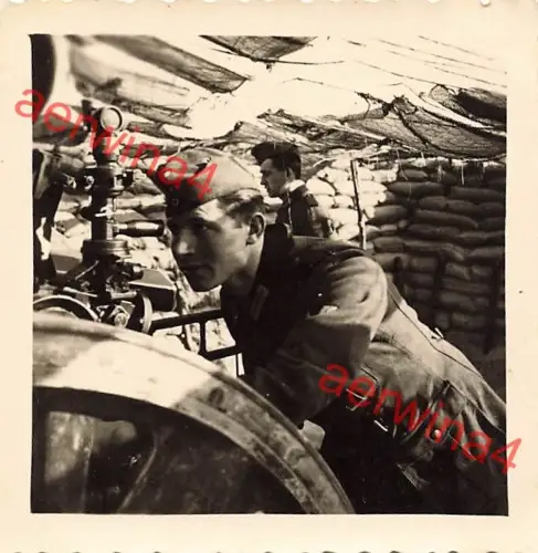 Soldat an Meßvorrichtung der Feldhaubitze 18 Feuerstellung Blankenberghe Belgien