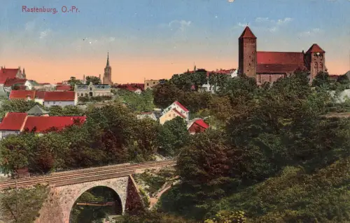 AK Rastenburg Ortsansicht Kirche Brücke Ostpreussen ungelaufen Postkarte