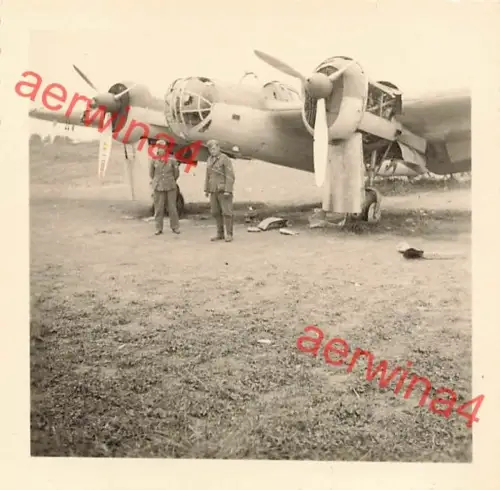 Deutsche Soldaten am russischen Flugzeug Sb-2 Flugplatz Rowno Ukraine Ostfront