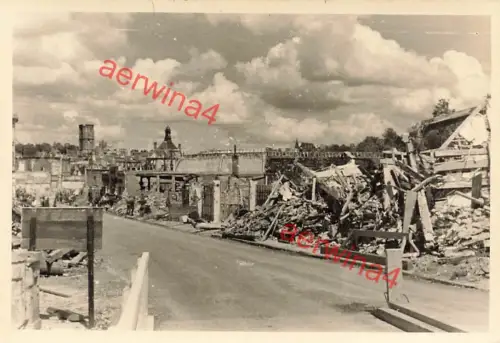 Deutsche Soldaten auf geräumter Strasse am Rathaus Rethel Frankreich