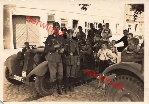 Soldaten mit Kindern am Kübelwagen Horch 830 in Ostpreussen