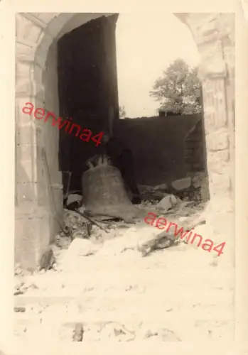 Heruntergefallene Kirchenglocke der Kathedrale in Rethel Frankreich