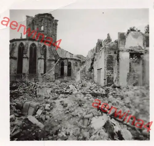 Zerstörte Kirche nach deutschen Artillerieangriff in Rethel Frankreich