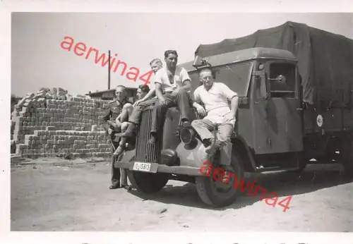 LKW Opel am Stapel Brot an der Feldbäckerei auf der Krim Ostfront