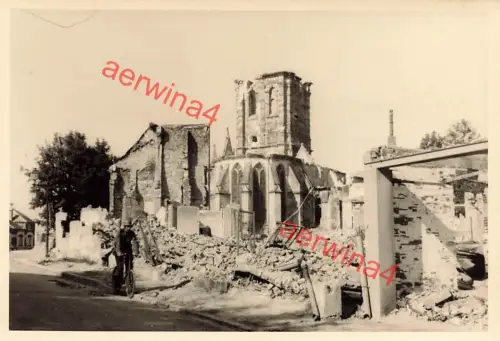 Deutscher Soldat an zerstörter Kirche in Rethel Frankreich