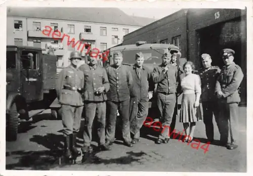 Werkstattkompanie Soldaten mit Frau am LKW Bergkraftwagen