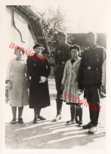 Deutsche Soldaten Besatzungstrupp mit französischer Frau in Ramerupt Frankreich