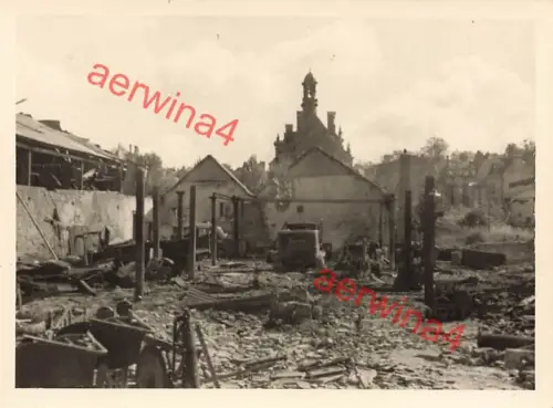 Zerstörte Autowerkstatt am Rathaus Rethel Frankreich