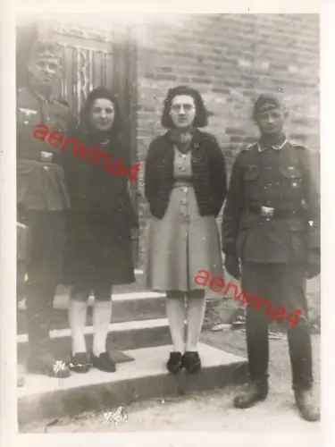 Deutsche Soldaten mit Töchtern der Quartiersleute in Ramerupt Frankreich