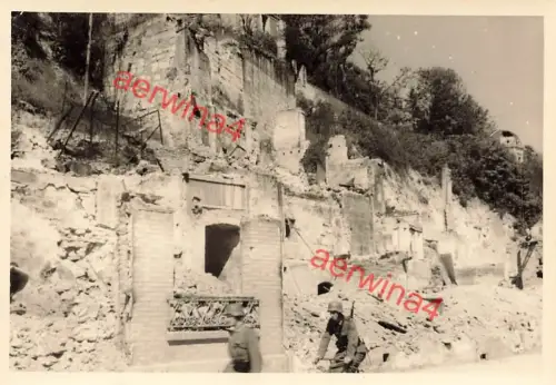 Deutsche Soldaten an zerstörten Häusern in Rethel Frankreich