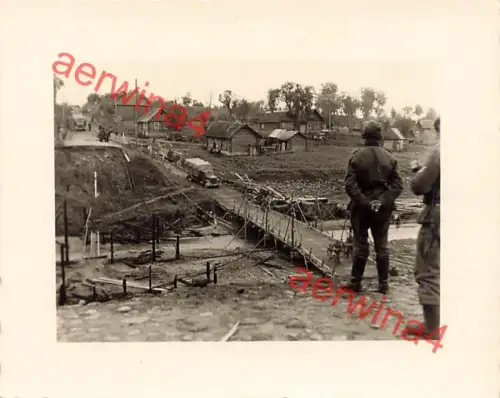 Vormarsch deutscher LKW Opel Behelfsbrücke bei Grodno Weißrussland Ostfront