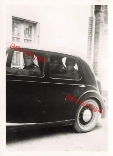 Deutsche Soldaten franz. Beute PKW Renault Primaquatre Arcis-sur-Aube Frankreich