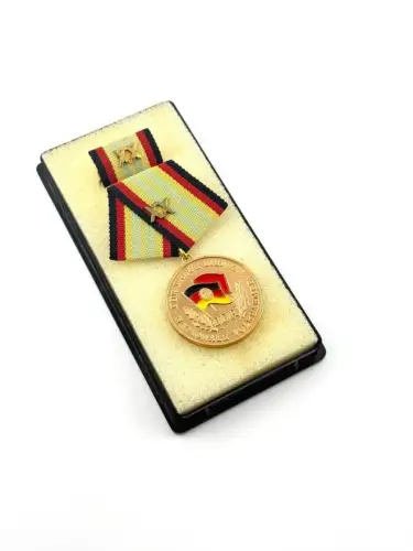 DDR Medaille für treue Dienste in der NVA in Gold XX für 20 Jahre